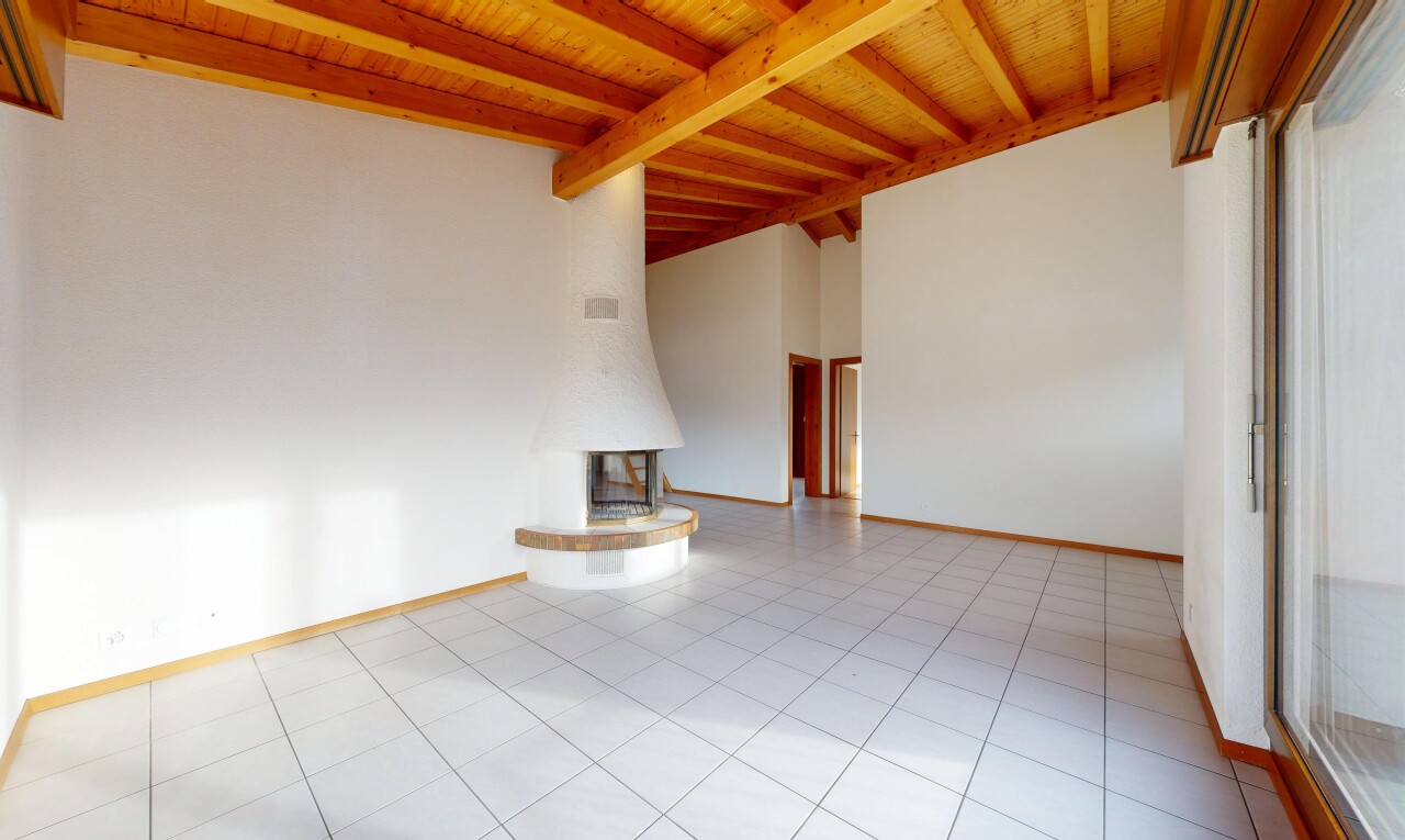 leerer raum mit balkendecke, beamed ceiling, gipskartonwand, drywall, und sockelleisten