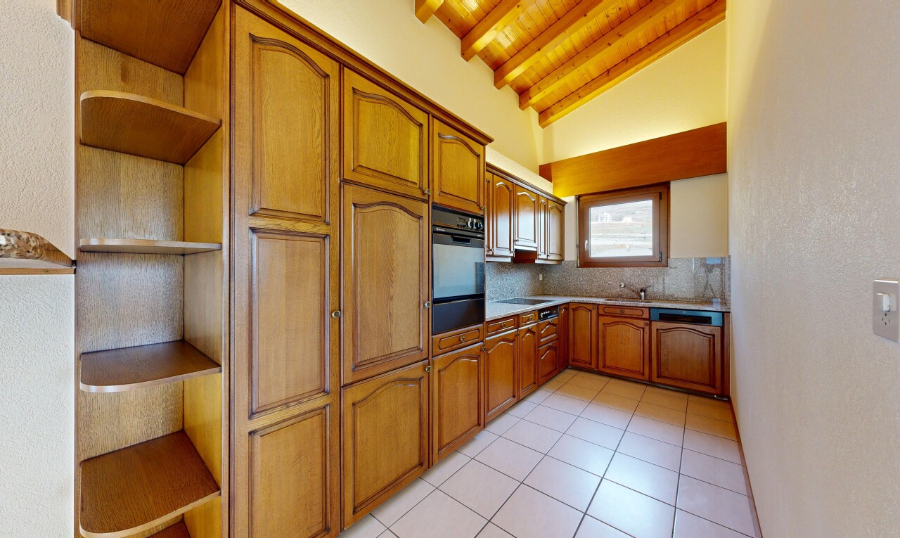 küche mit offene regale, dachschräge, vaulted ceiling, bogenförmige schränke, und holzdecke