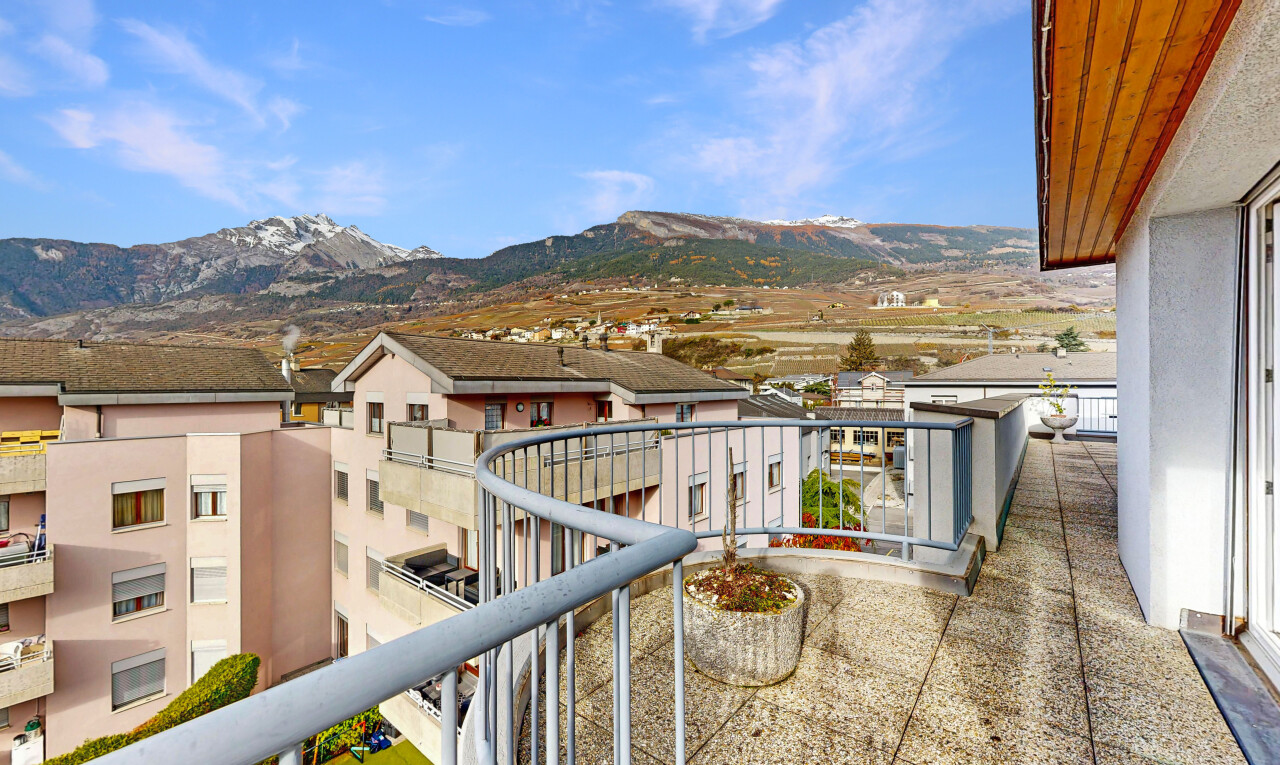 balkon mit from property, day time, mountain view, blick auf die berge, und balkon
