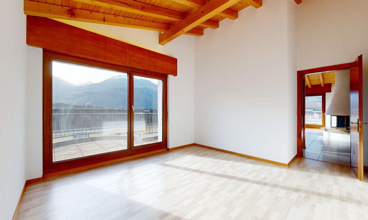 leerer raum mit dachschräge, vaulted ceiling, natürliches licht, natural light, und inside property