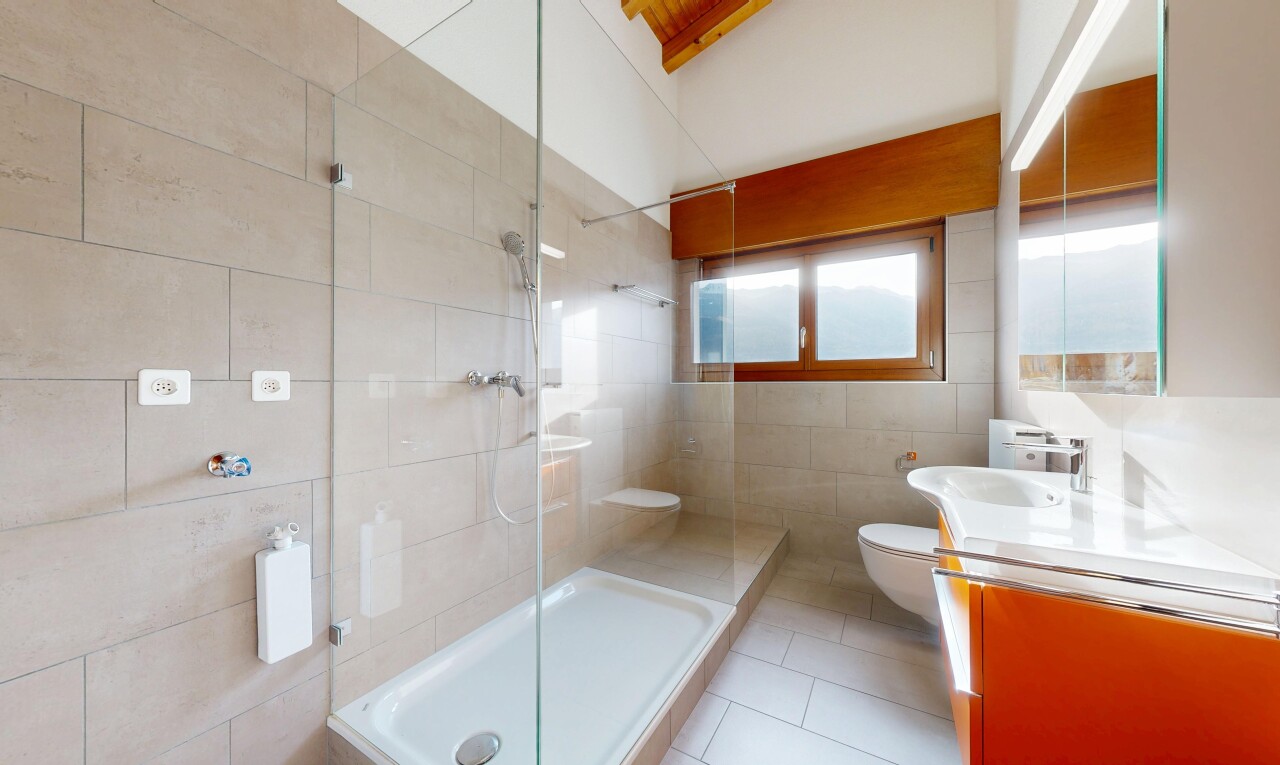 bad mit fliesenwand, tile wall, natürliches licht, natural light, und komplettes badezimmer