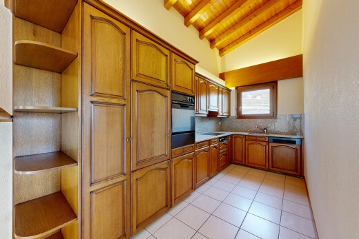küche mit offene regale, dachschräge, vaulted ceiling, bogenförmige schränke, und holzdecke