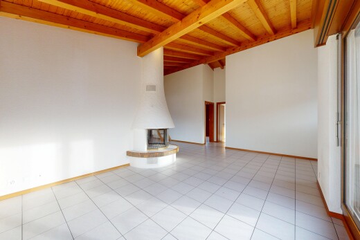 pièce vide avec plafond à poutres, beamed ceiling, cloison sèche, drywall, et plinthes murales