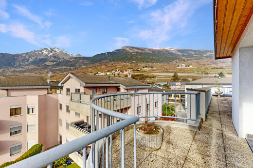 balcony featuring a mountain view