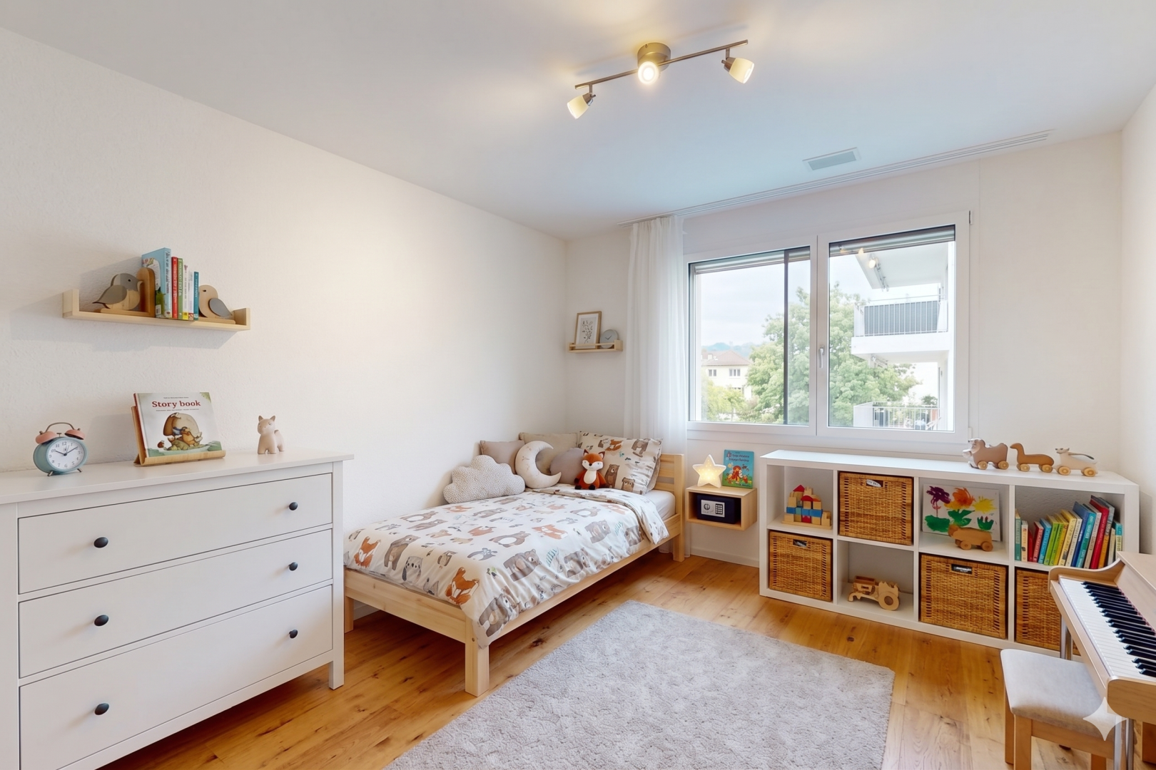 zimmer / schlafzimmer mit holzfußboden, wood finish floor, light floor, natürliches licht, und natural light