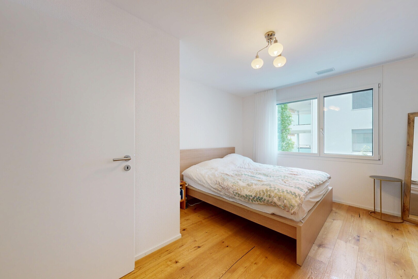 zimmer / schlafzimmer mit holzfußboden, wood finish floor, gipskartonwand, drywall, und natürliches licht