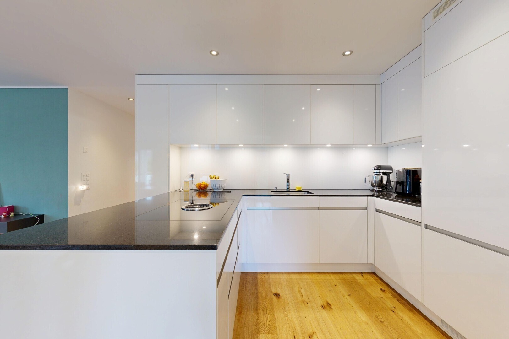 küche mit dark countertops, flat panel cabinets, schränke mit flachen paneelen, wood finish floor, und holzfußboden