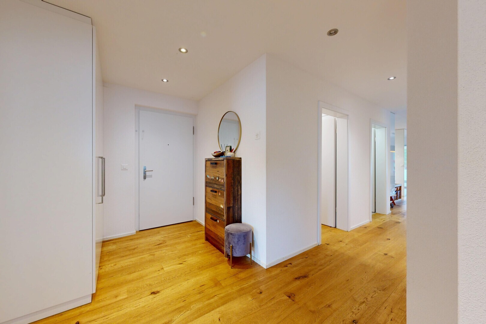 halle / korridor mit wood finish floor, holzfußboden, recessed lighting, einbauleuchten, und inside property