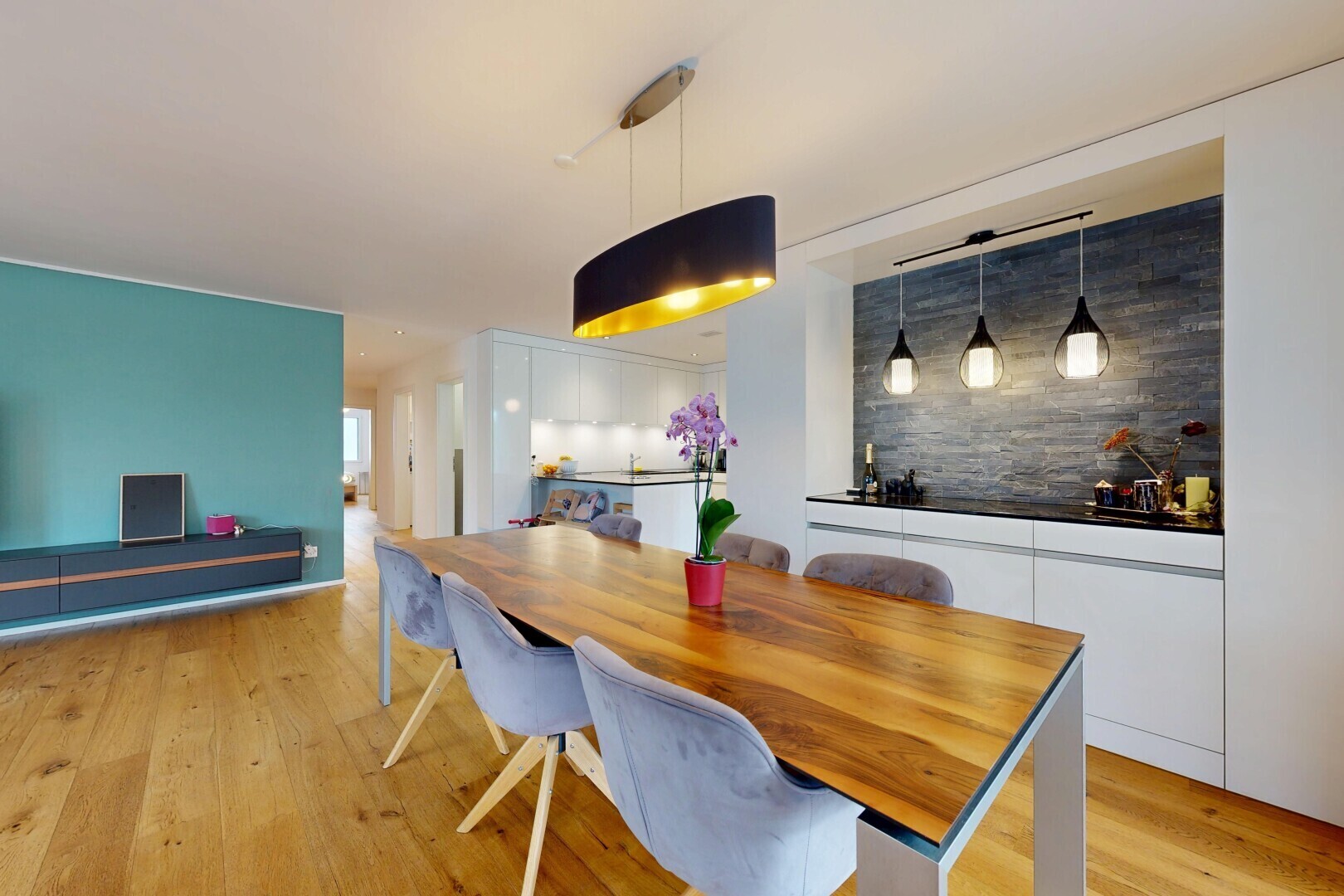 esszimmer mit light floor, wood finish floor, holzfußboden, inside property, und drywall
