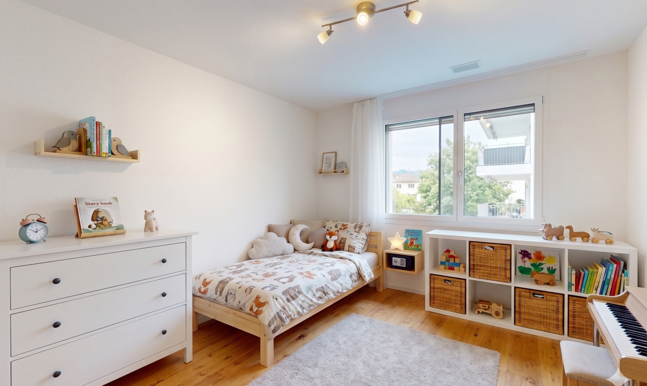 zimmer / schlafzimmer mit holzfußboden, wood finish floor, light floor, natürliches licht, und natural light