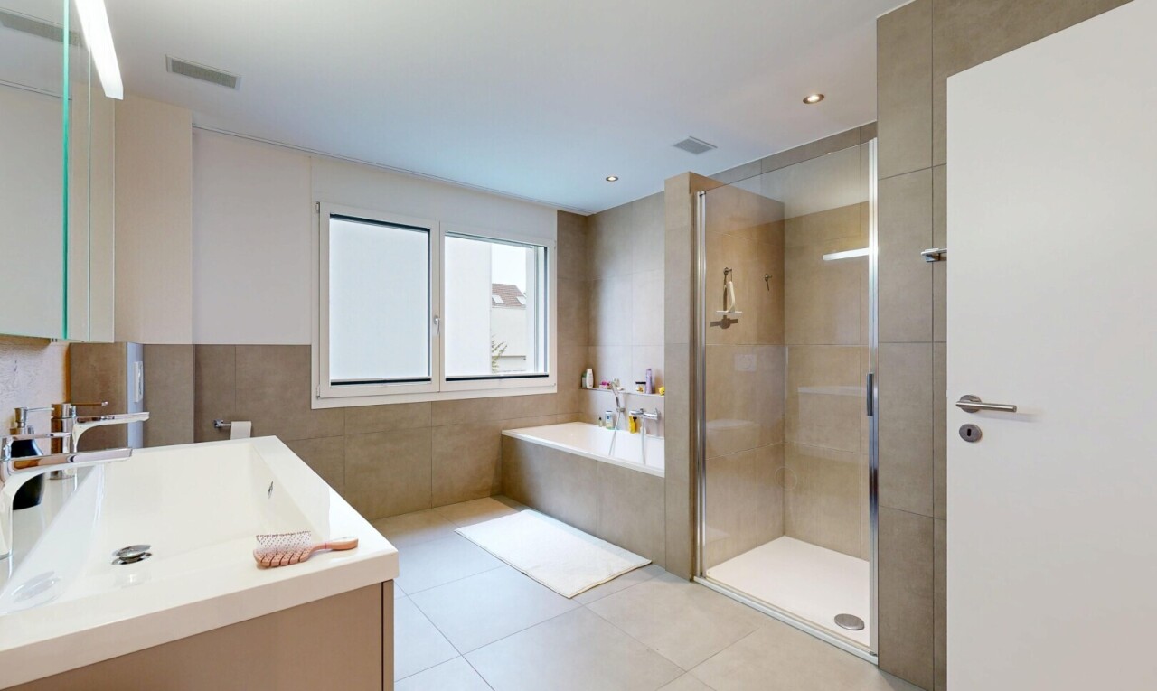 bad mit bad, dusche, komplettes badezimmer, schminktisch, und light floor
