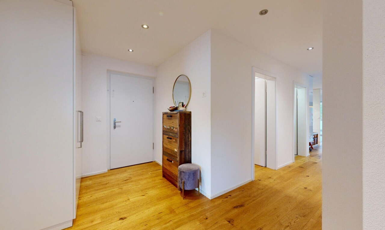 halle / korridor mit wood finish floor, holzfußboden, recessed lighting, einbauleuchten, und inside property