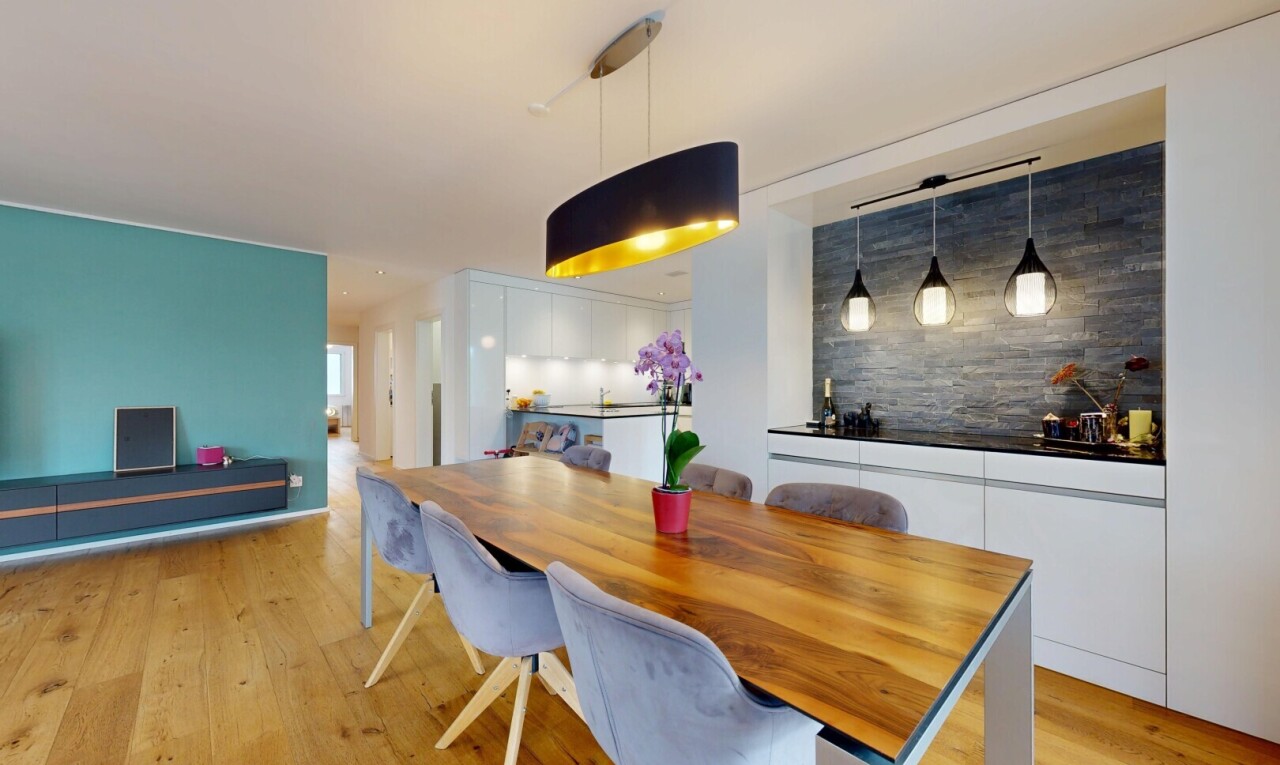 esszimmer mit light floor, wood finish floor, holzfußboden, inside property, und drywall