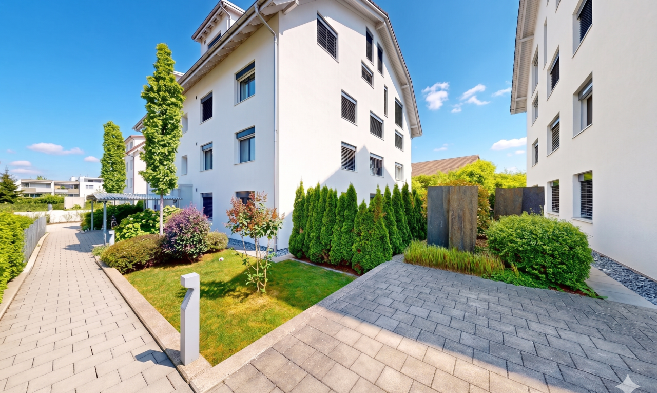 außenansicht mit day time, zaun, stuckverkleidung, apartment complex view, und from community