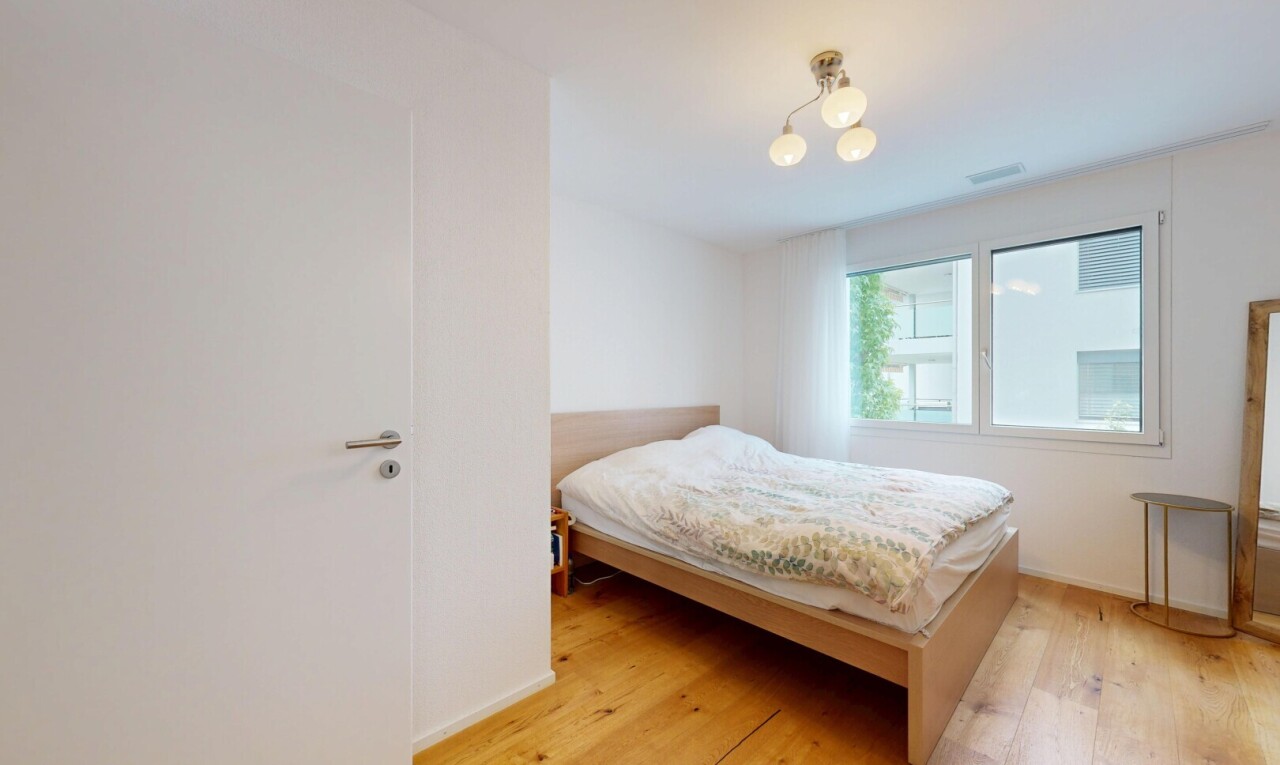 zimmer / schlafzimmer mit holzfußboden, wood finish floor, gipskartonwand, drywall, und natürliches licht