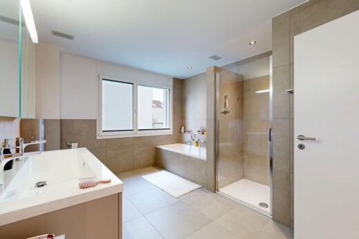 salle de bains avec bain, douche, salle de bain complète, lavabo (ou coiffeuse selon le contexte), et light floor