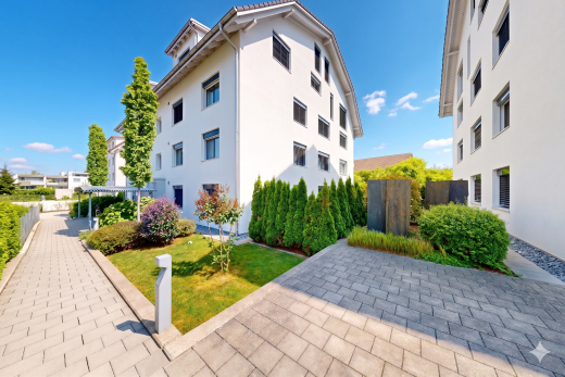 außenansicht mit day time, zaun, stuckverkleidung, apartment complex view, und from community