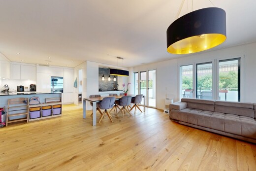 wohn- / esszimmer mit light floor, wood finish floor, holzfußboden, inside property, und drywall