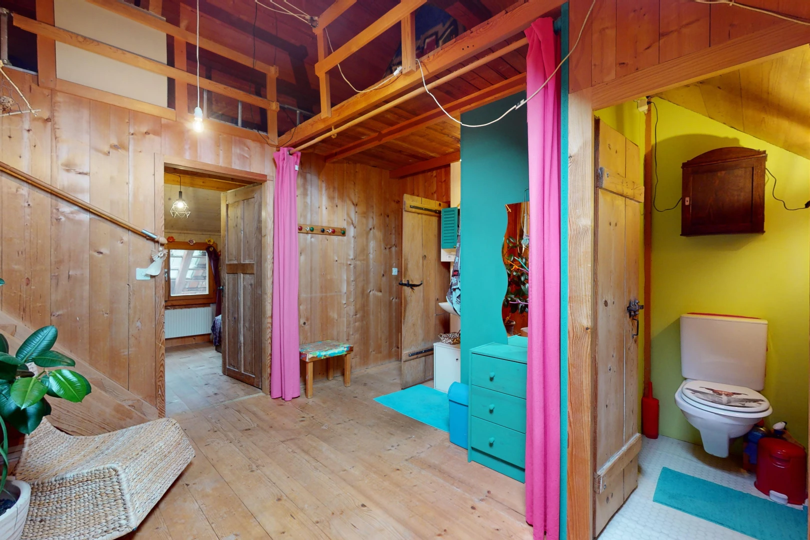 couloir avec lumière naturelle, plancher de bois, et mur en bois