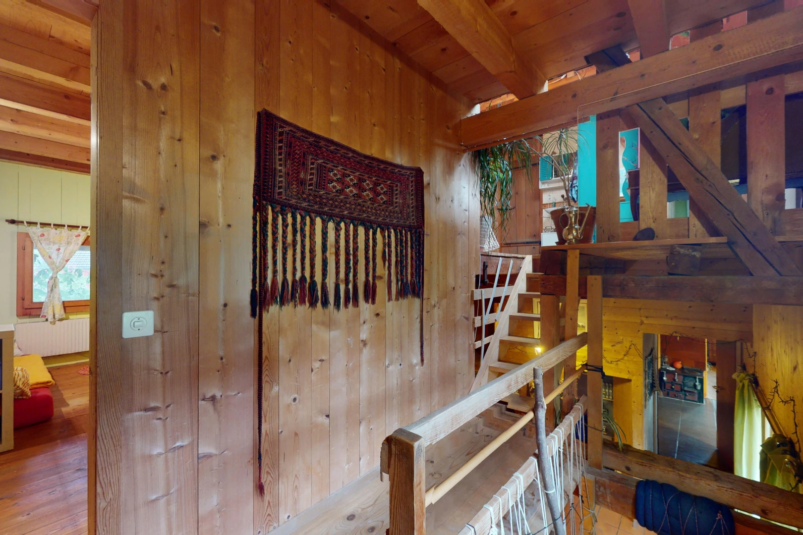 espace intérieur avec plancher de bois, plafond de bois, poutres apparentes, mur en bois, et lumière naturelle