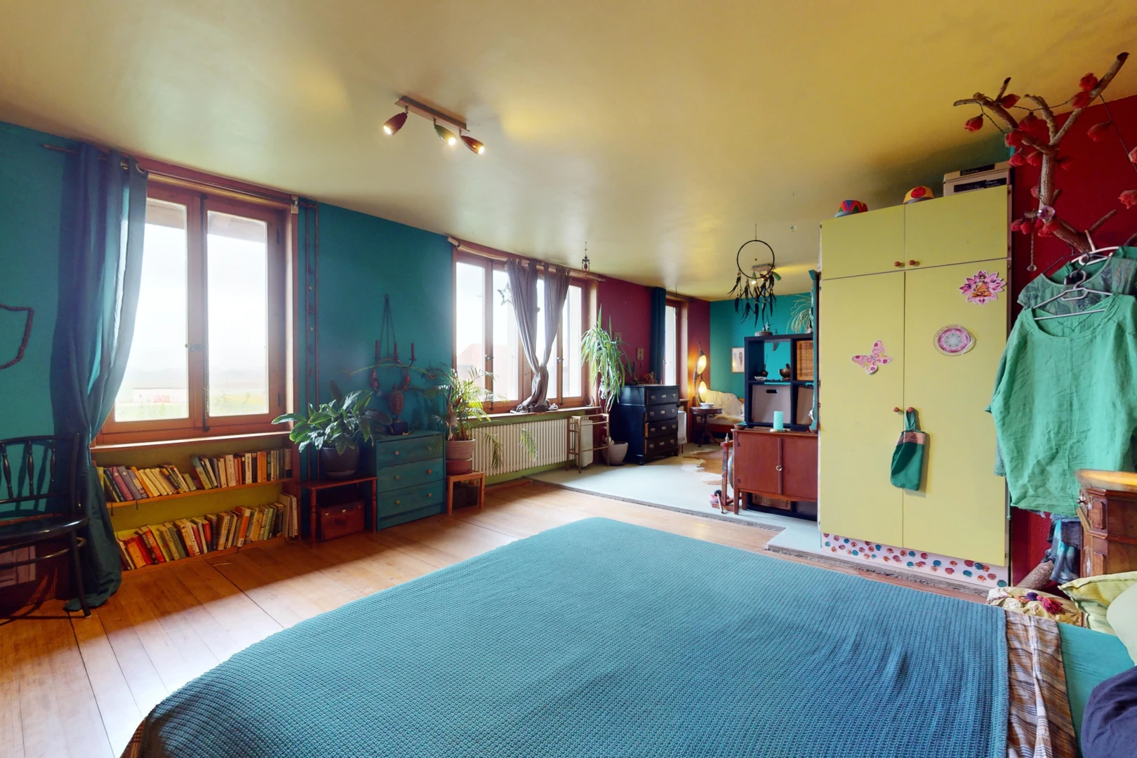chambre avec lumière naturelle, plancher de bois, et radiateur