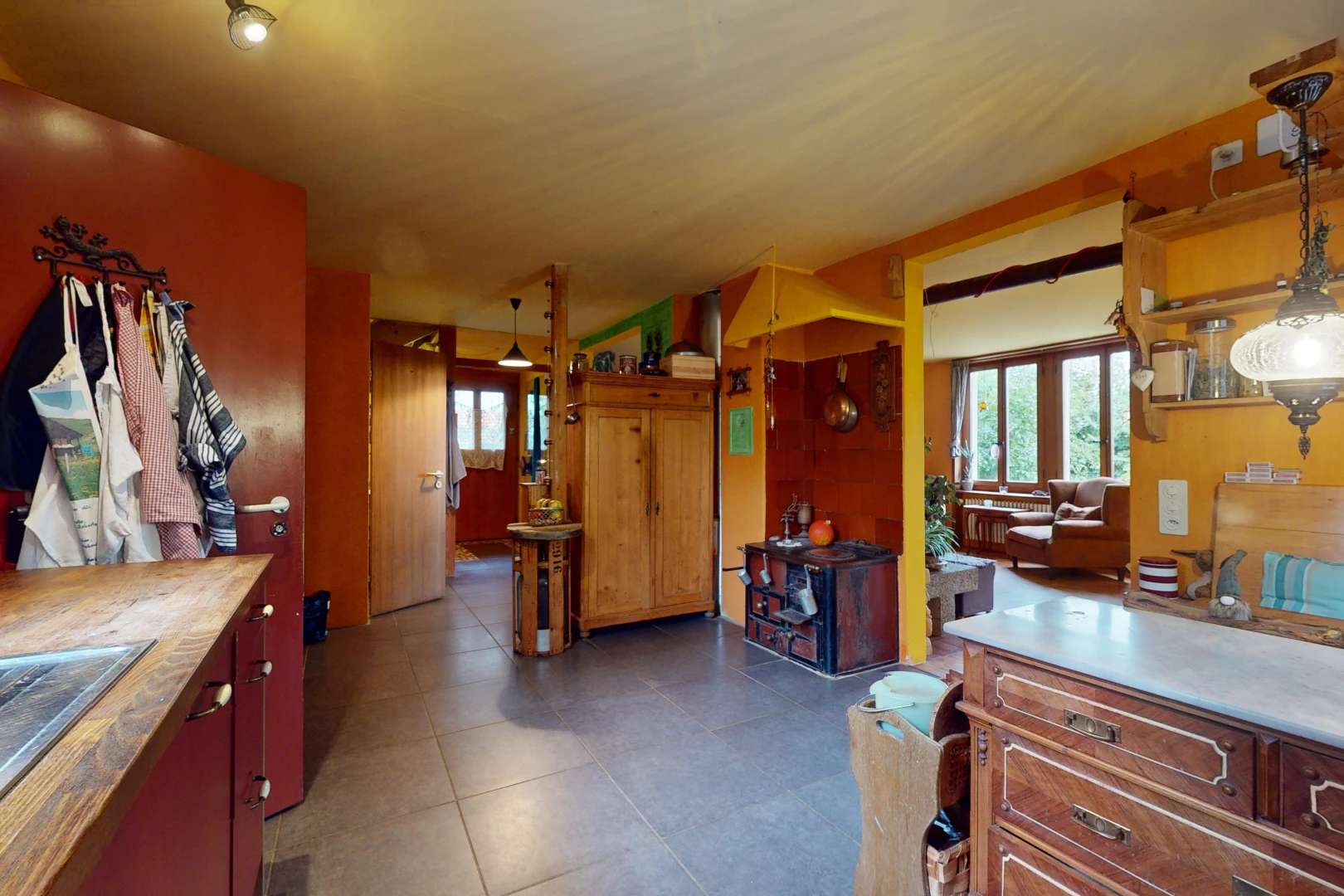 cuisine avec lumière naturelle, suspension, vasque, et plan de travail en bois