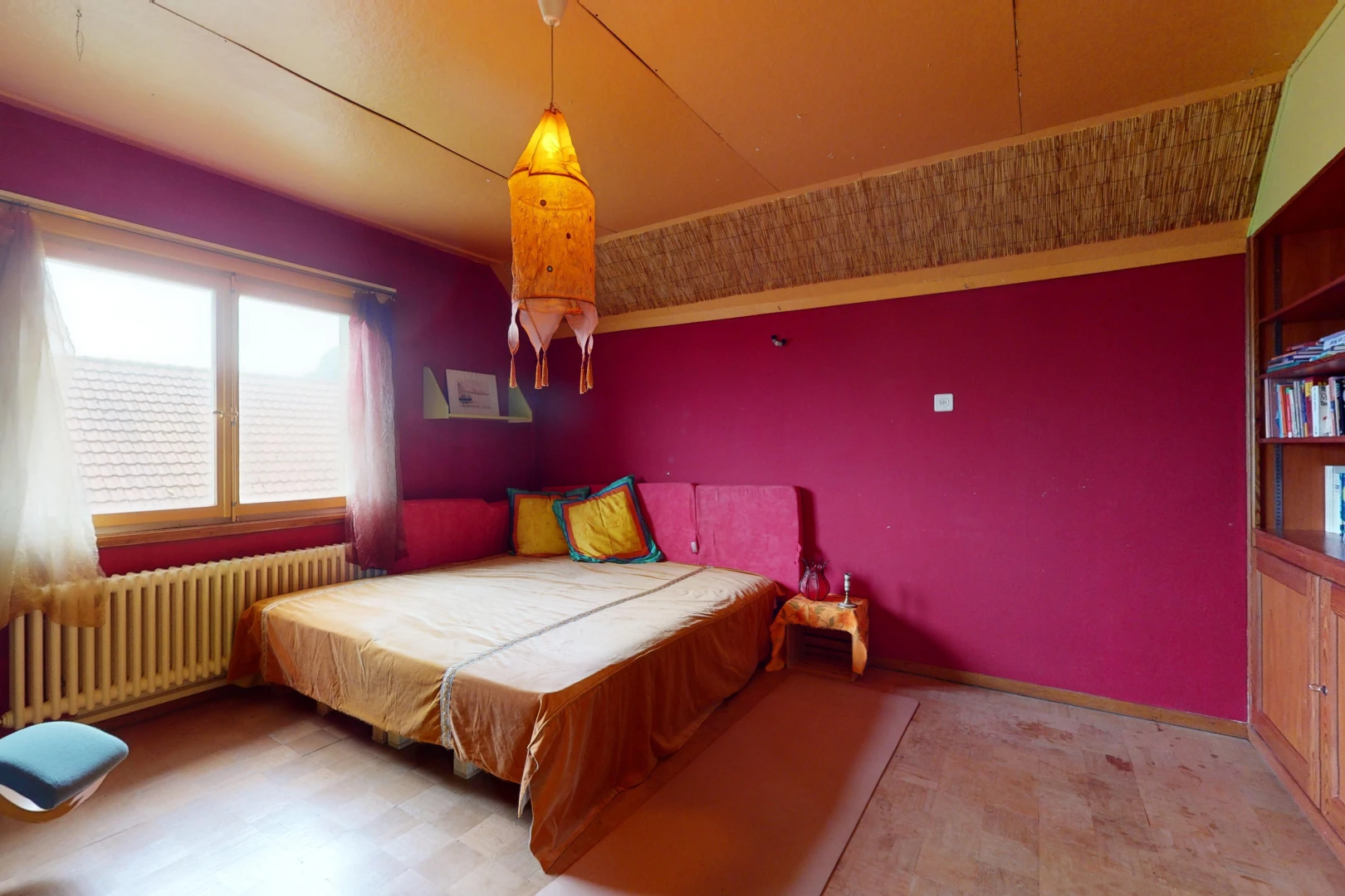 chambre avec lumière naturelle et radiateur