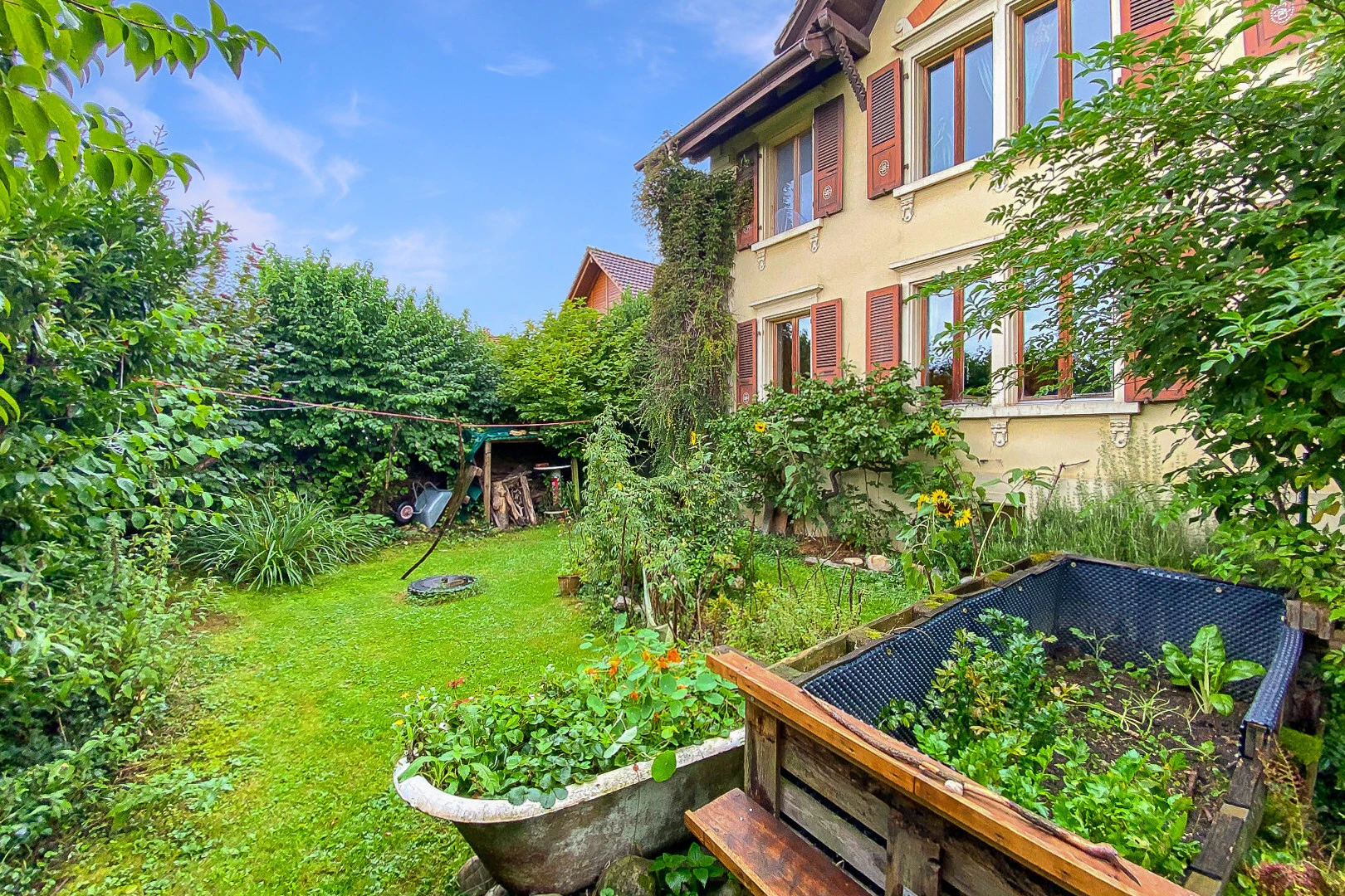 jardin avec pelouse et terrain de jeux