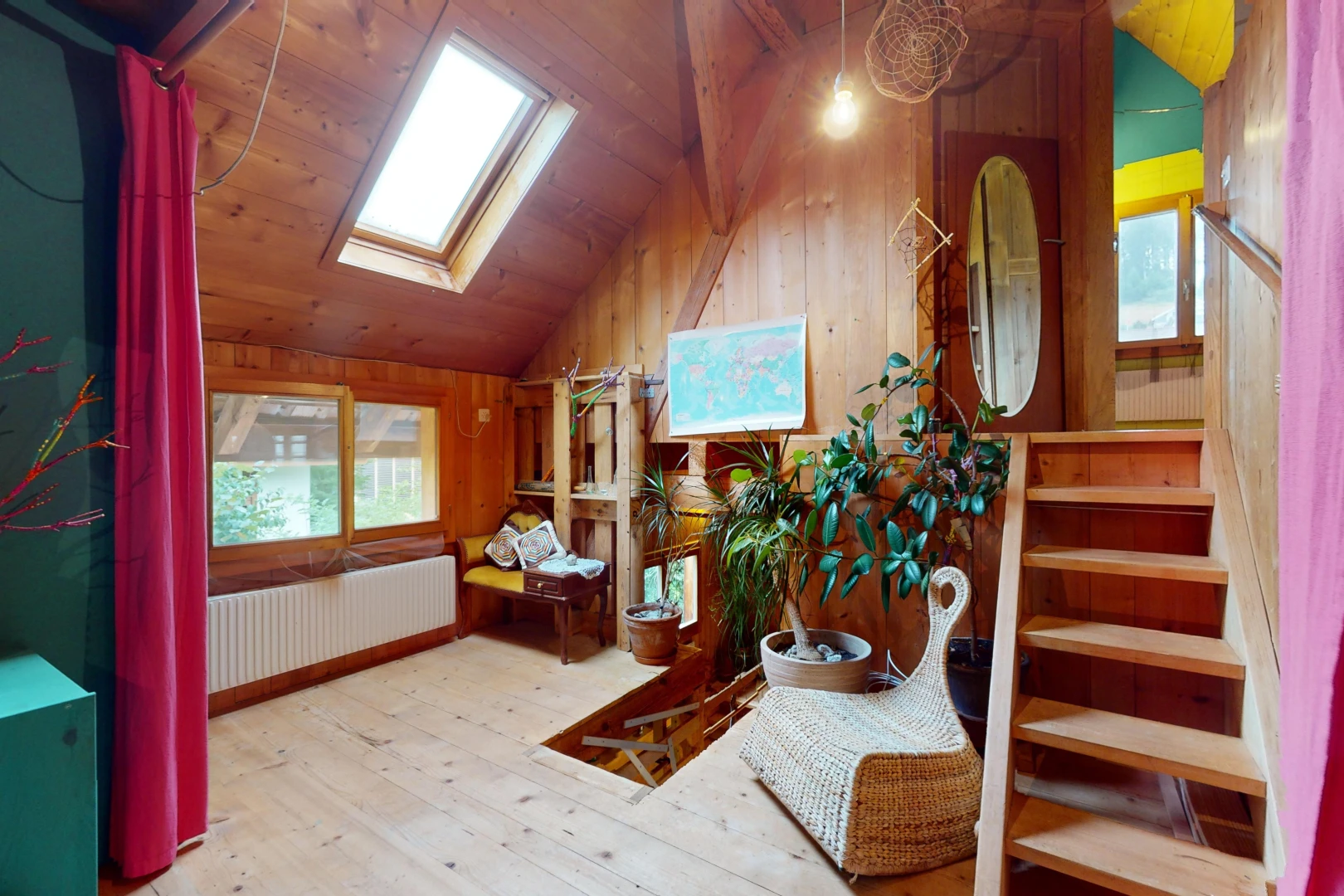 escaliers avec plancher de bois, radiateur, plafond voûté, mur en bois, et lucarne