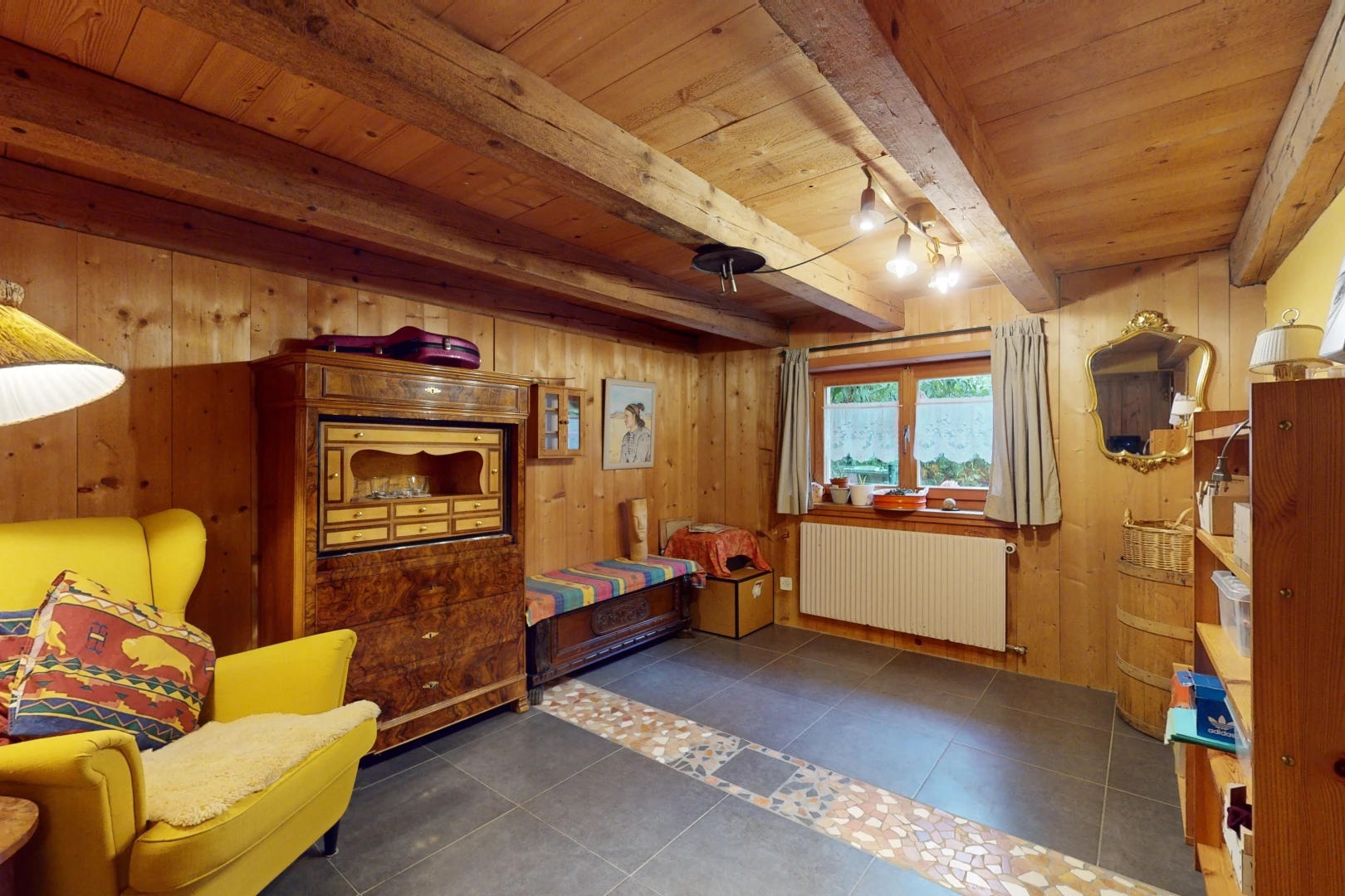 salon avec plafond de bois, poutres apparentes, carrelage, lumière naturelle, et radiateur