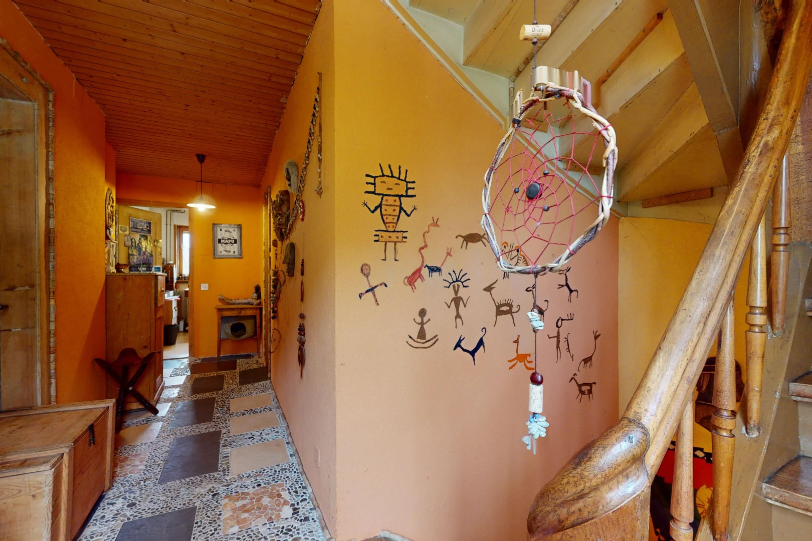 couloir avec plafond de bois