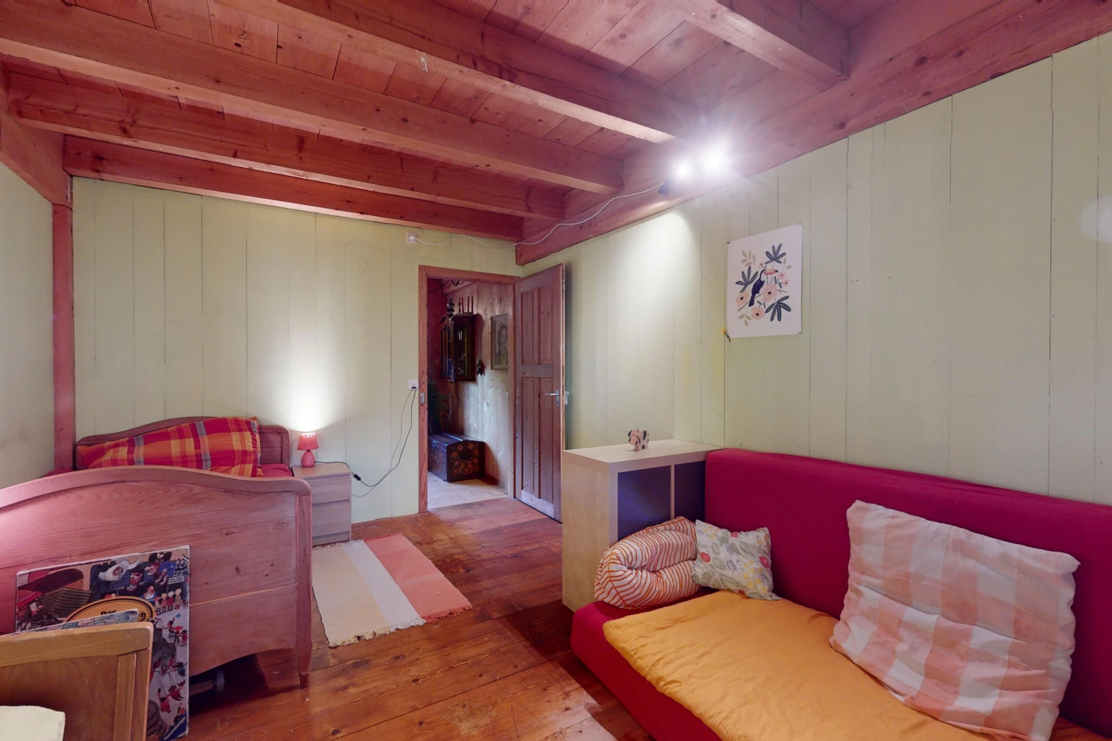 salon avec poutres apparentes, plancher de bois, et plafond de bois