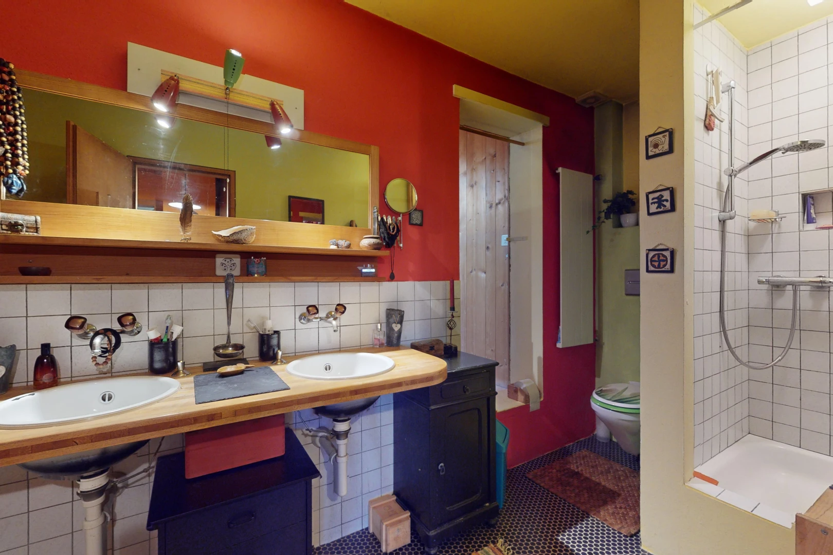 salle de bains avec toilettes, vasque, crédence, miroir, et douche