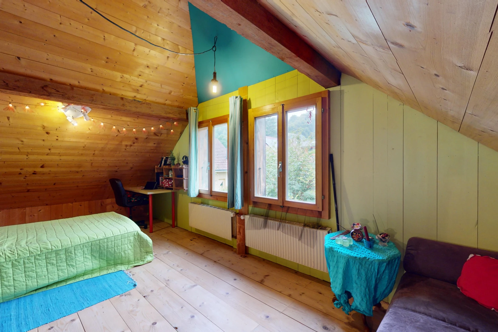 chambre avec plancher de bois, plafond de bois, poutres apparentes, lumière naturelle, et plafond voûté