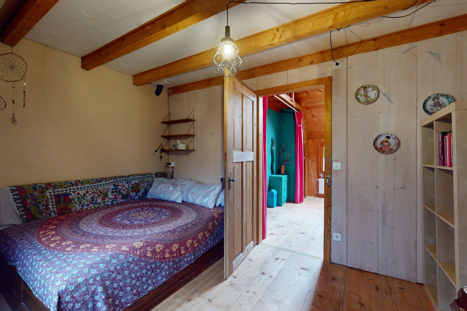 chambre avec poutres apparentes, plancher de bois, et mur en bois