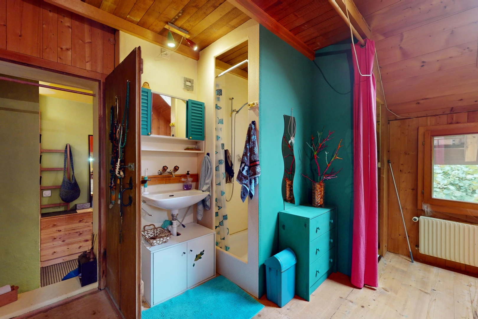 salle de bains avec baignoire, plancher de bois, radiateur, miroir, et plafond de bois
