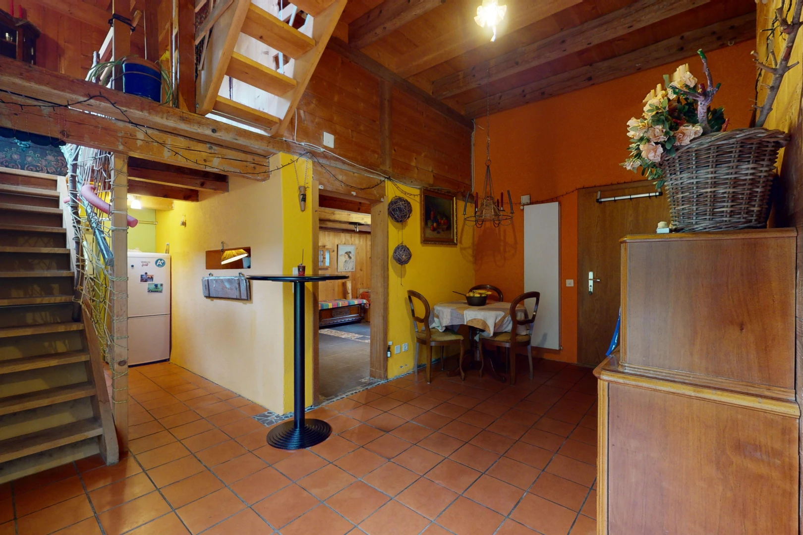 salle à manger avec poutres apparentes et carrelage