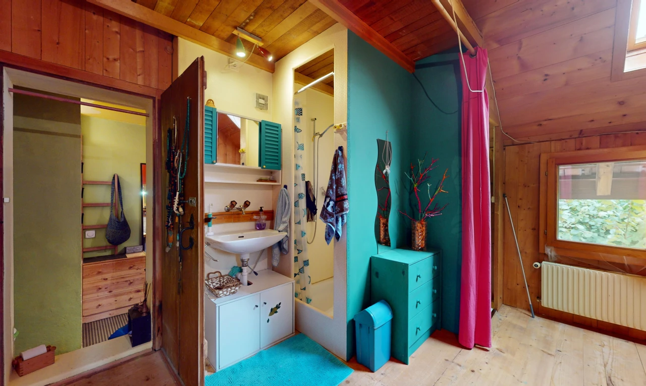 salle de bains avec baignoire, plancher de bois, radiateur, miroir, et plafond de bois