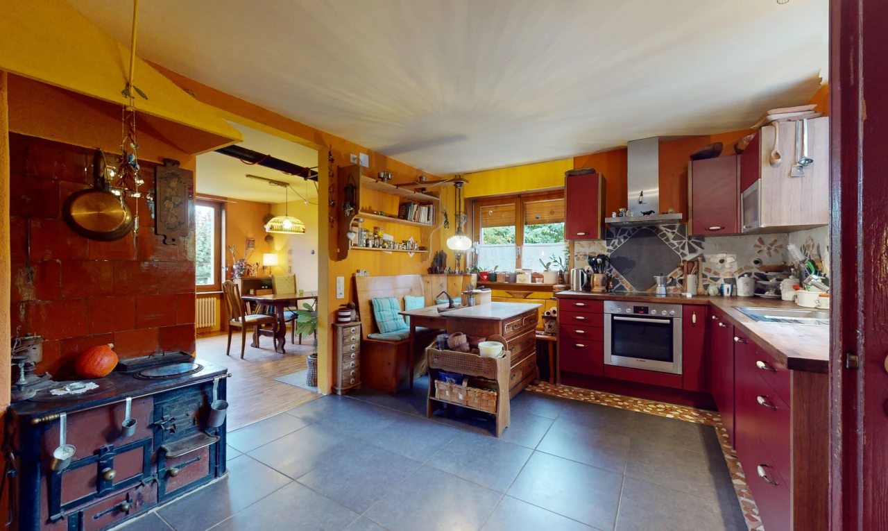 cuisine avec suspension, lumière naturelle, hotte, et four