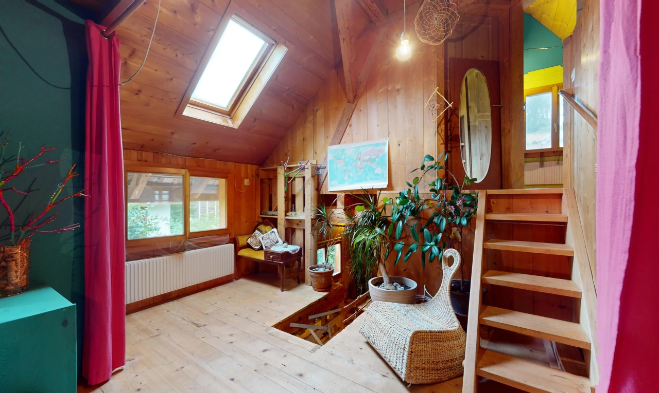escaliers avec plancher de bois, radiateur, plafond voûté, mur en bois, et lucarne