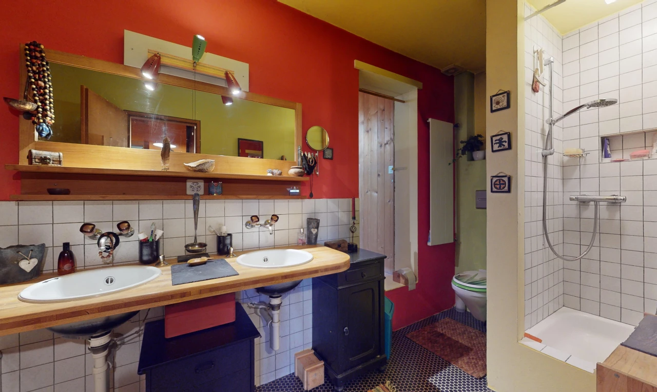 salle de bains avec toilettes, vasque, crédence, miroir, et douche