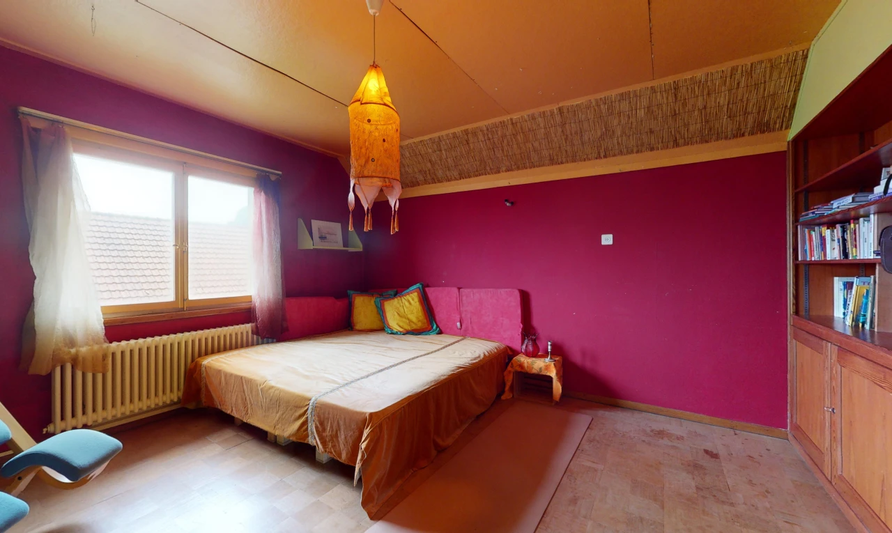 chambre avec lumière naturelle et radiateur