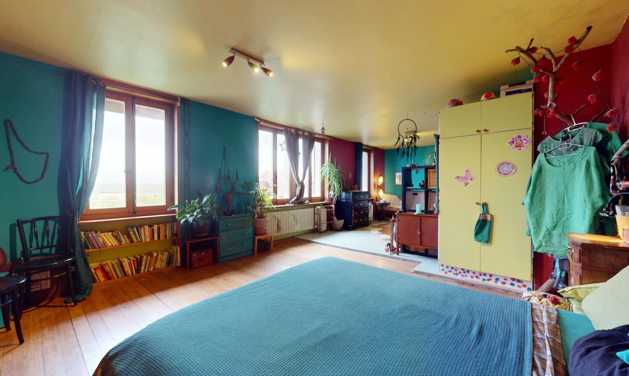 chambre avec lumière naturelle, plancher de bois, et radiateur