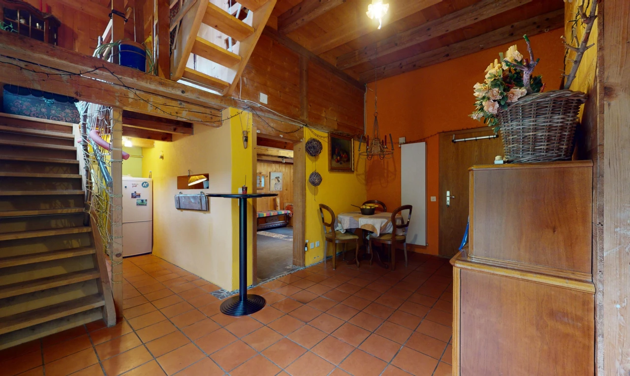 salle à manger avec poutres apparentes et carrelage