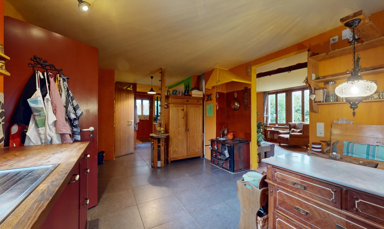 cuisine avec lumière naturelle, suspension, vasque, et plan de travail en bois