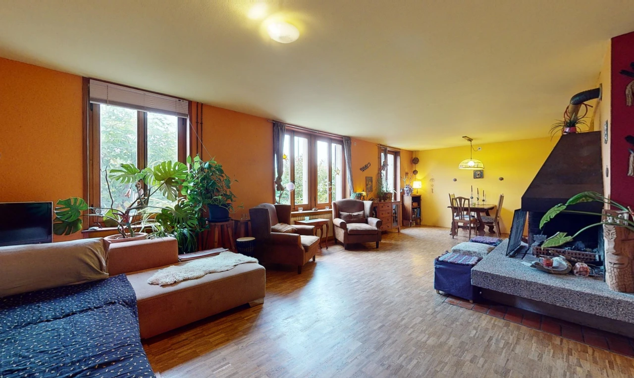 salon avec lumière naturelle et plancher de bois