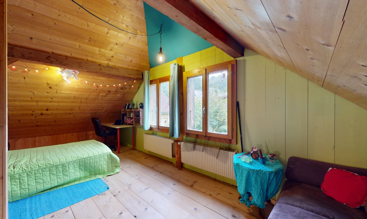 chambre avec plancher de bois, plafond de bois, poutres apparentes, lumière naturelle, et plafond voûté