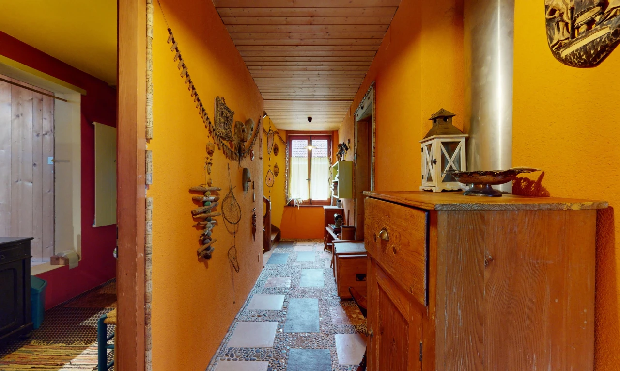 couloir avec lumière naturelle et plafond de bois