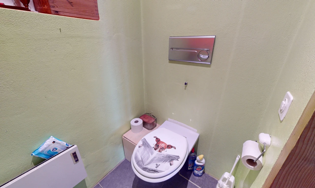 salle de bains avec carrelage