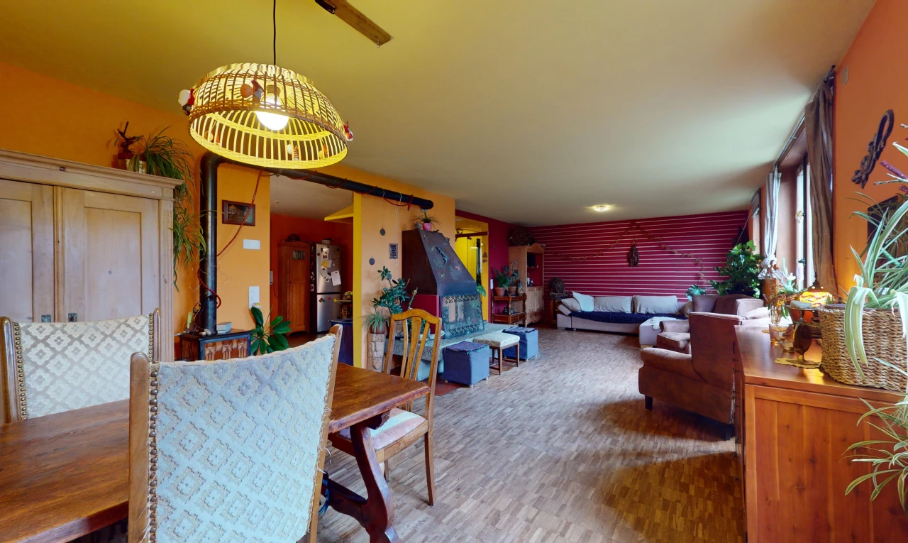 salon / salle à manger avec lumière naturelle, plancher de bois, et lustre